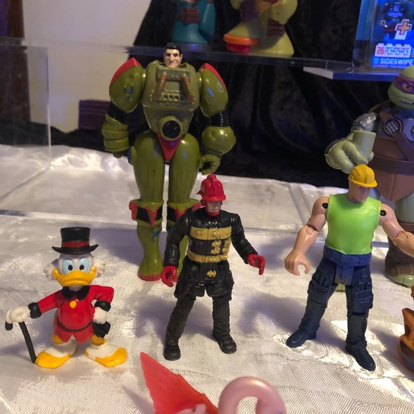 Teenage mutant ninja turtles & some Disney toys - Picture 7 of 8